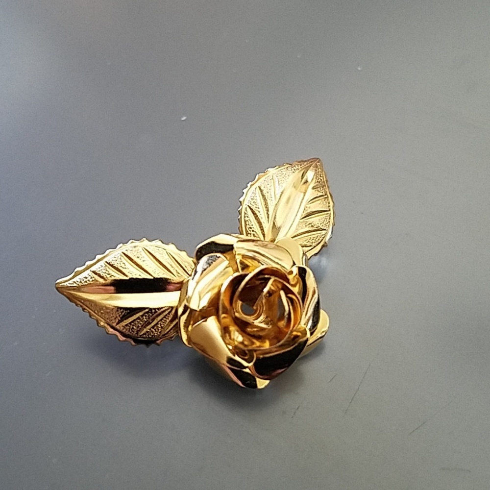 Vintage gold-tone rose brooch EUC